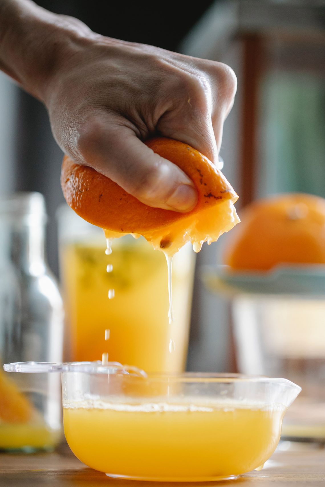 Sumo de laranja natural é igual a comer uma peça de fruta?