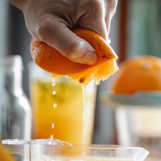 Sumo de laranja natural é igual a comer uma peça de fruta?
