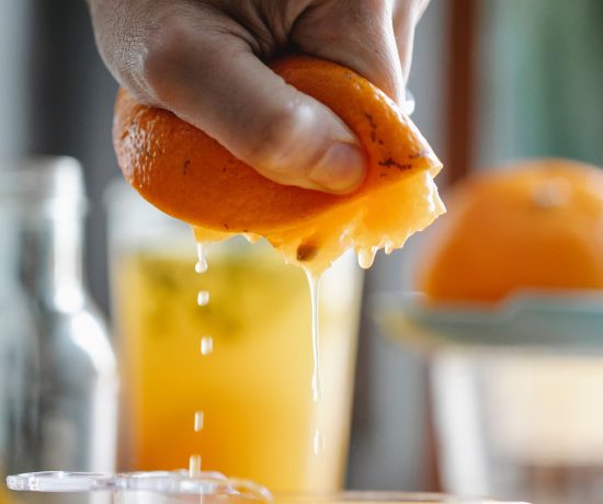 Sumo de laranja natural é igual a comer uma peça de fruta?